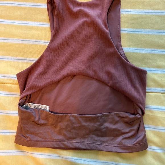 Athletic crop too - Picture 2 of 2